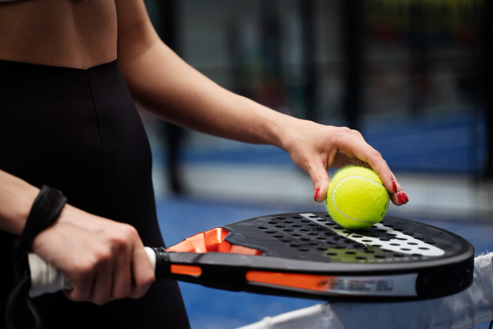 Joueur de padel effectuant un smash puissant au filet.