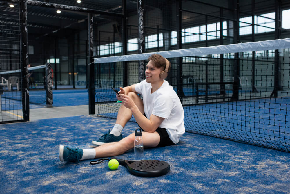 Joueurs de padel en pleine action lors d'un match des FIP FINALS.