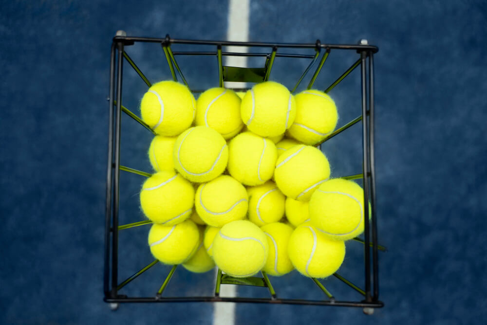 Joueur de padel présentant sa raquette et une balle avant de commencer à jouer.